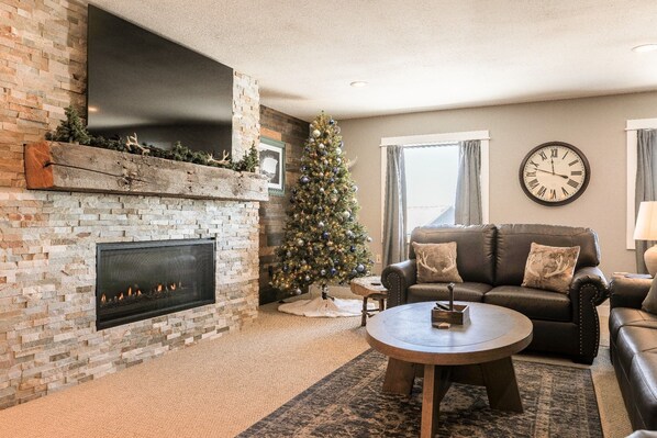 Living area - The Loft at Oak & Iron- Golf, Escape Rooms & Bikes (Fergus Falls)