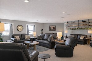 Living area - The Loft at Oak & Iron- Golf, Escape Rooms & Bikes (Fergus Falls)