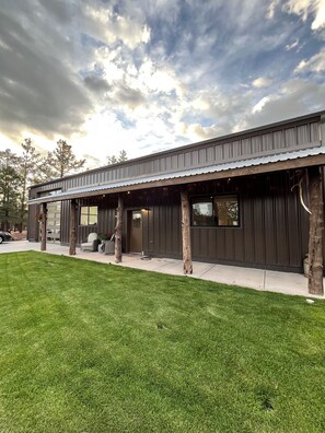 Exterior - Highland Hideout- A Cozy Nonsmoking 2-bedroom Bardominium in Lakeside, AZ (Lakside)