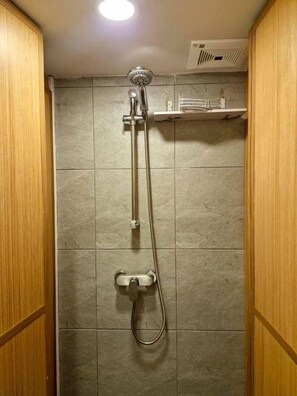 Free toiletries, hair dryer, shampoo, toilet paper - MaMa Hostel  CNX (Chiang Mai)
