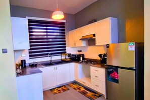 Kylskåp, mikrovågsugn, spishäll och kaffe- och tebryggare