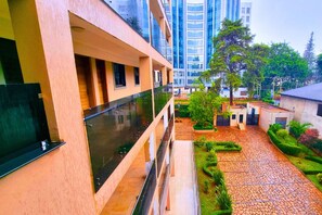 Exterior - Your Westlands Sanctuary: Spacious 2BR Apartment with Fast WiFi & Backup Power (Nairobi)
