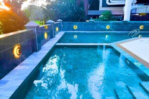 Outdoor pool - Your Westlands Sanctuary: Spacious 2BR Apartment with Fast WiFi & Backup Power (Nairobi)