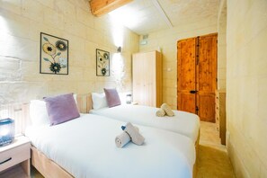Iron/ironing board, free WiFi, bed sheets - Comfy 2 BR Flat in the Heart of Floriana (Floriana)