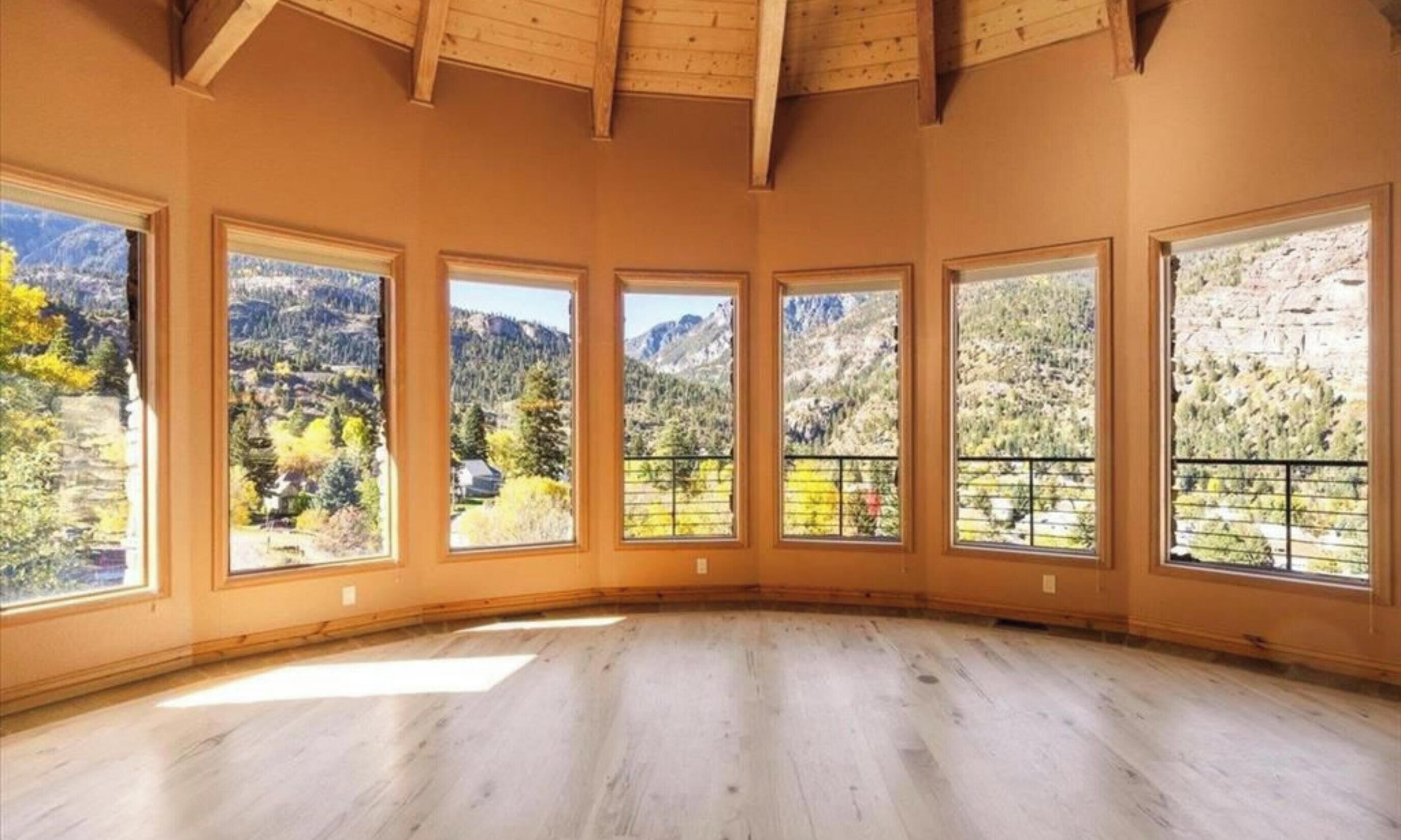 Ein Zimmer mit großen Fenstern und Blick auf die Berge.