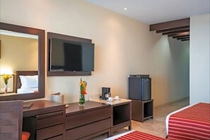 Tabla de planchar con plancha, wifi, ropa de cama