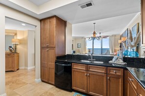 Condo, nhiều giường (Indigo East 1402) | Bếp riêng | Lò nướng, lò nướng bánh mì 