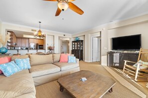 Condo, nhiều giường (Indigo East 1402) | Khu phòng khách