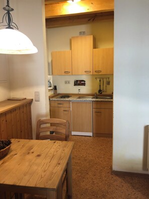 Fridge, stovetop, coffee/tea maker, electric kettle - Romantic apartment sauna courtyard vaulted bar (Meisenheim)