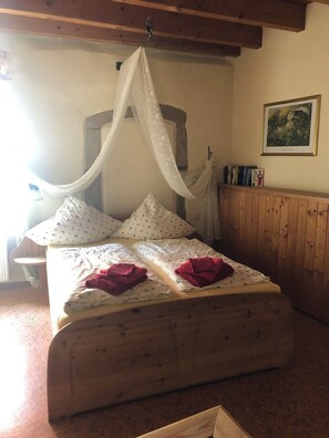 1 bedroom, iron/ironing board, free WiFi, bed sheets - Romantic apartment sauna courtyard vaulted bar (Meisenheim)