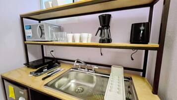 Suite Morada | Cocina privada | Frigobar, microondas y utensilios de cocina