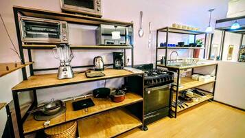 Frigobar, microondas y utensilios de cocina