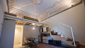 Un interior moderno con una escalera, un comedor y una cocina.