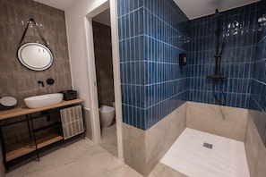 Dusche, Haartrockner, Bidet, Handtücher