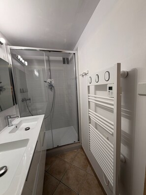 Dusche, Haartrockner, Seife, Toilettenpapier