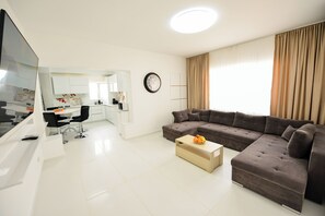 TV - 2 Bedrooms Apartment - 2 King Size Beds -Huge Terrace - Next to Cismigiu Park (București)