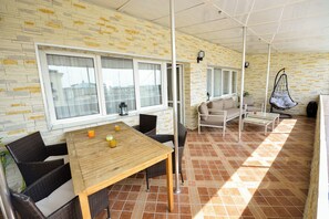 Outdoor dining - 2 Bedrooms Apartment - 2 King Size Beds -Huge Terrace - Next to Cismigiu Park (București)