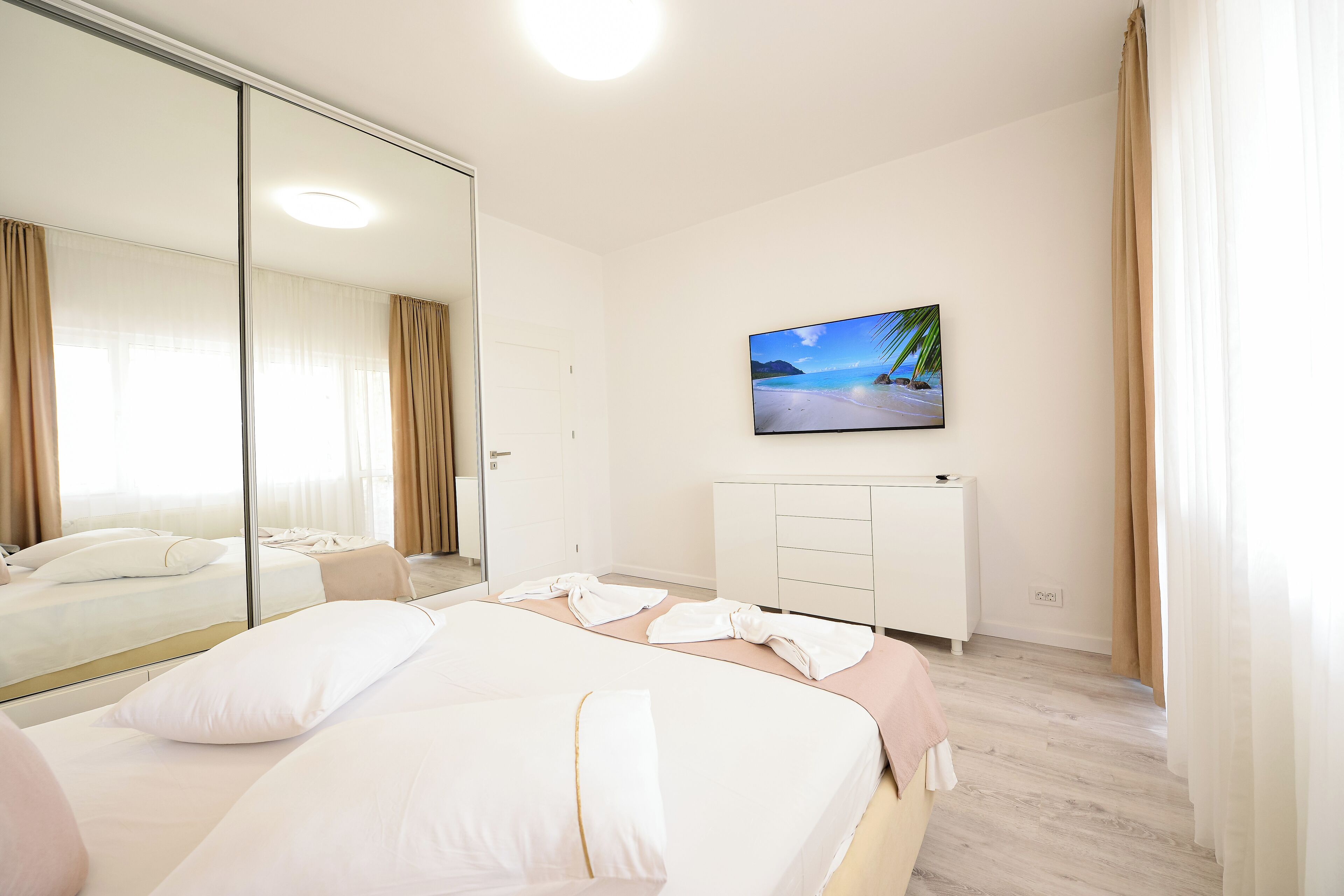 2 bedrooms, iron/ironing board, internet, bed sheets