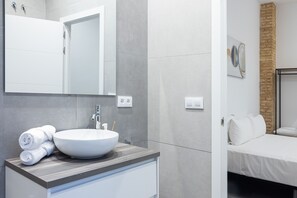 Shower, hair dryer, towels - The Patraix Apartment B by Florit Flats (Valencia)
