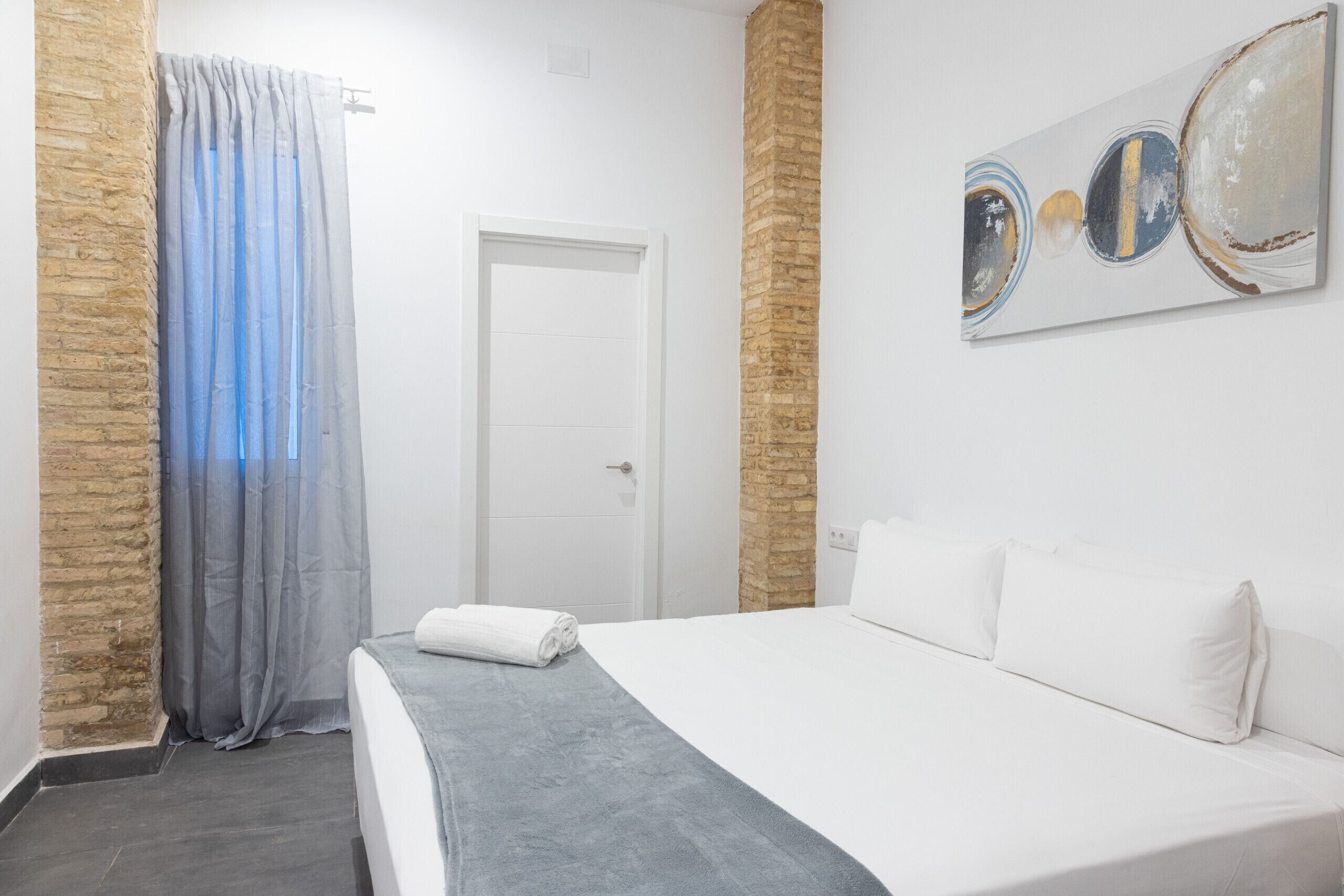 Tabla de planchar con plancha, wifi gratis, ropa de cama