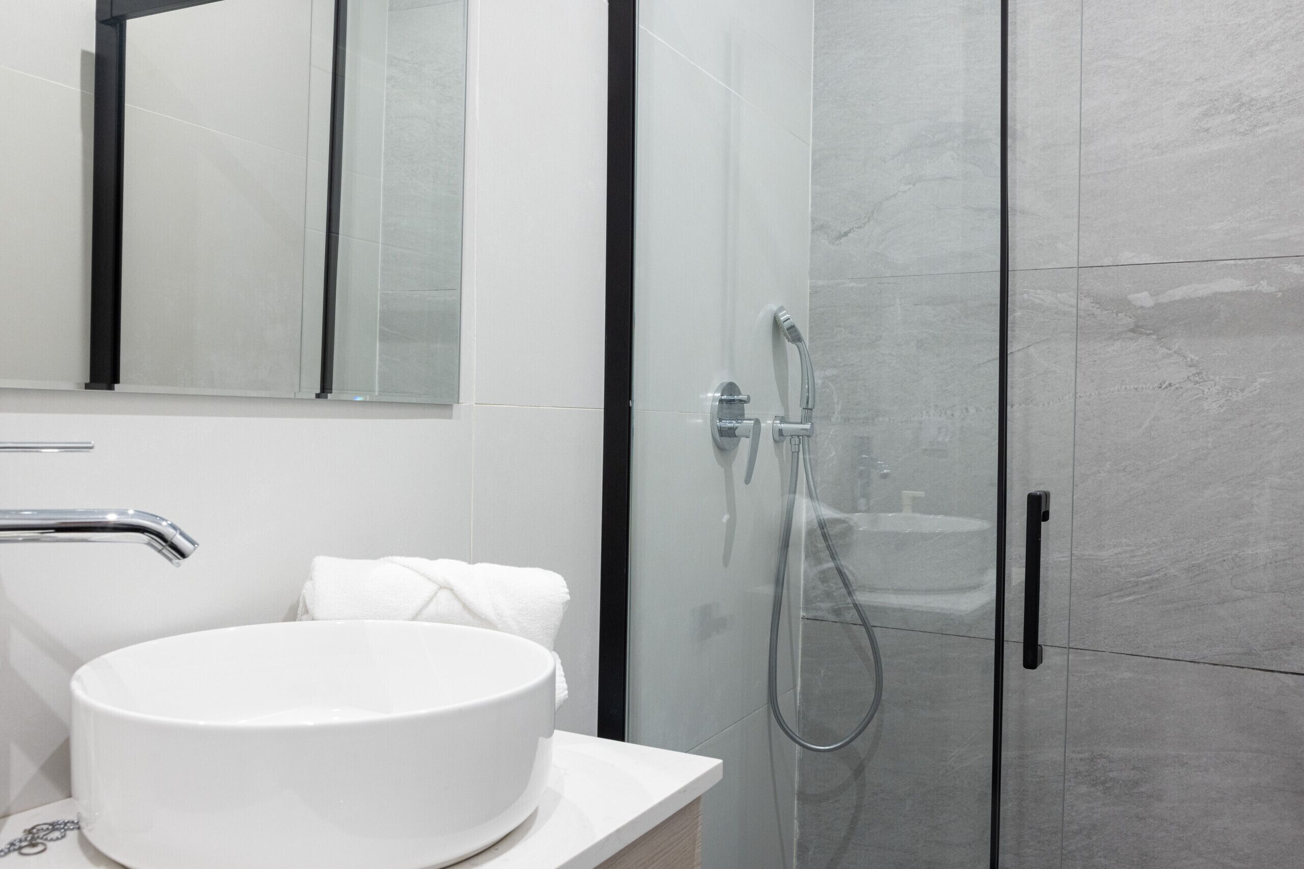 Een douche, een haardroger, handdoeken