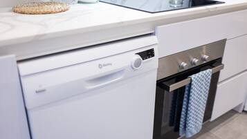 Réfrigérateur, micro-ondes, four, lave-vaisselle