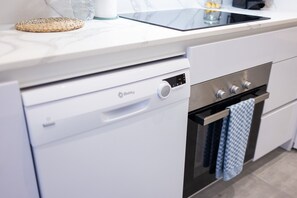 Frigorífico, microondas, horno y lavavajillas