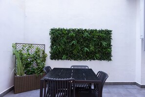 Outdoor dining - The Patraix Apartment B by Florit Flats (Valencia)