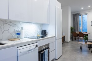 Frigorífico, microondas, horno y lavavajillas