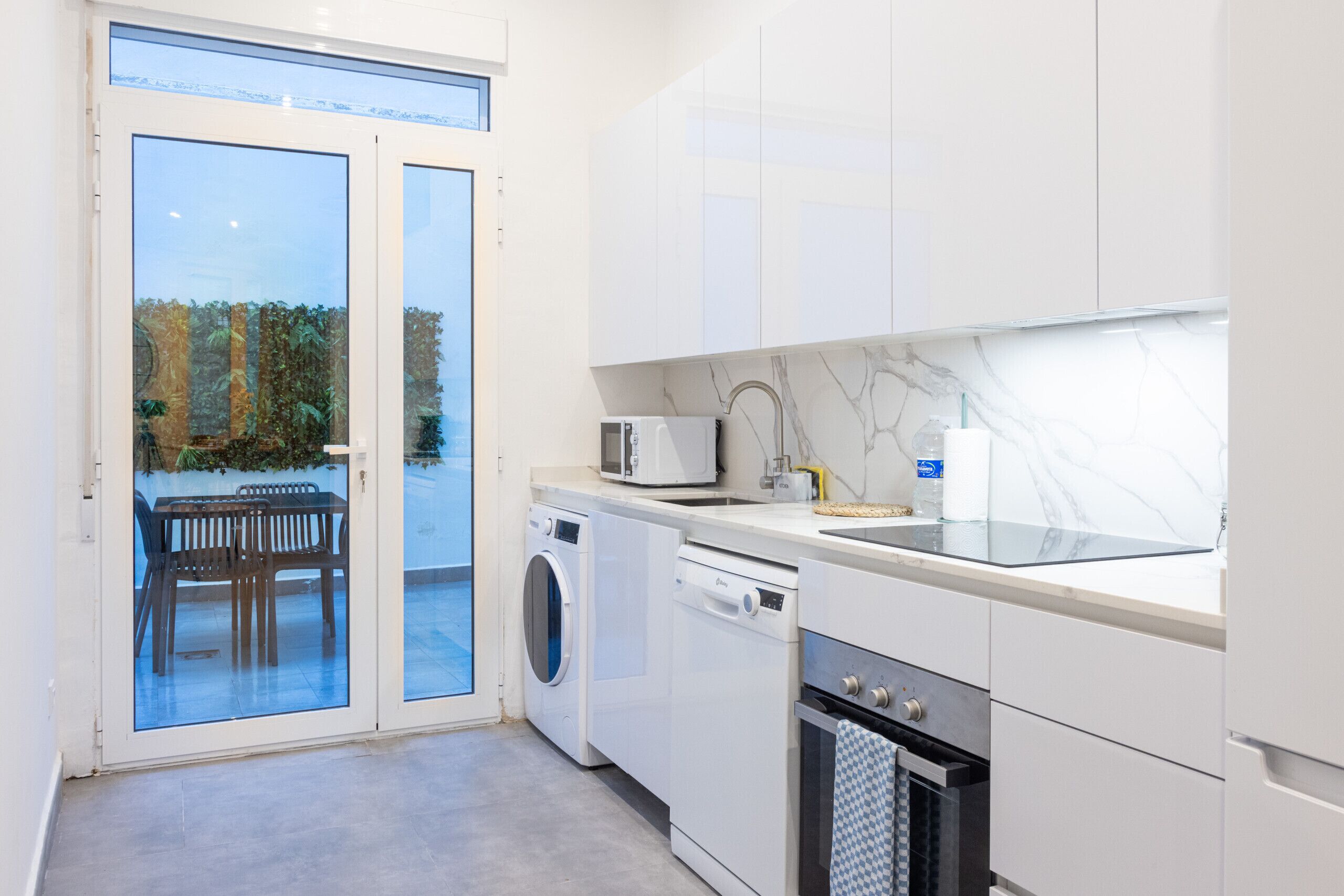 Frigorífico, microondas, horno y lavavajillas