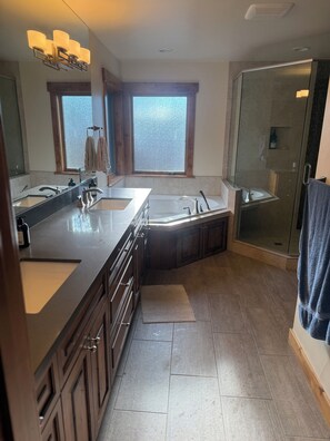 Towels, soap, toilet paper - Spacious 4-bedroom house in fantastic Incline Village with AC (Incline Village)