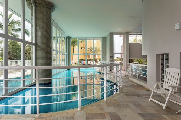 Outdoor pool, pool umbrellas, sun loungers - Resort Ilha da Madeira (Bertioga)