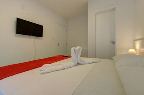 3 bedrooms, blackout drapes, bed sheets