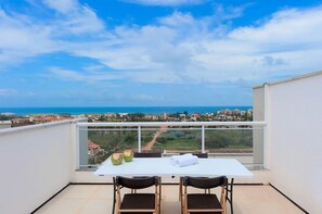 Basic Apartment | Outdoor dining - Beach Townhouses Triplex Near the Beach By Carpediem (Aquiraz)