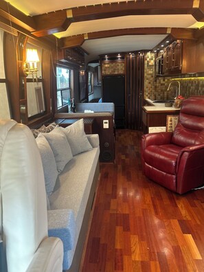 Una Smart TV, libros, un reproductor estéreo