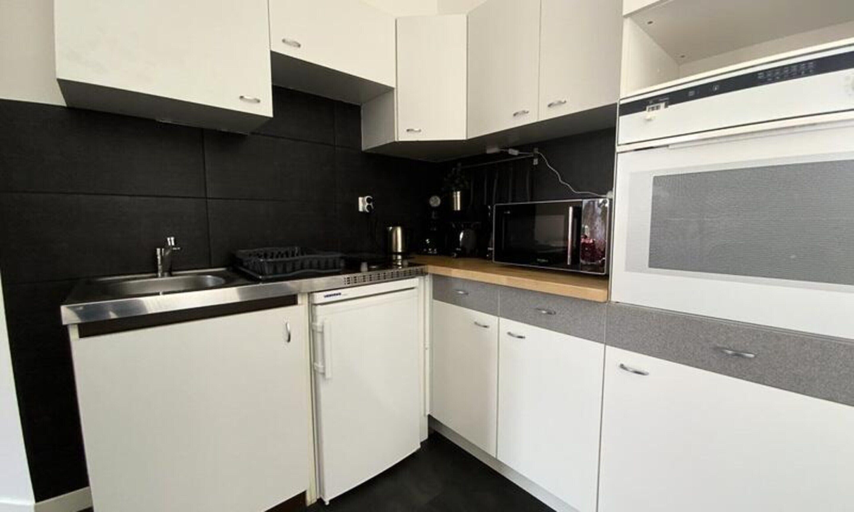 Fridge, microwave, oven, coffee/tea maker