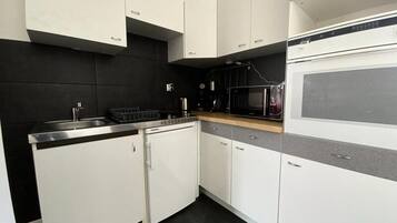 Fridge, microwave, oven, coffee/tea maker