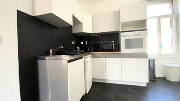 Fridge, microwave, oven, coffee/tea maker