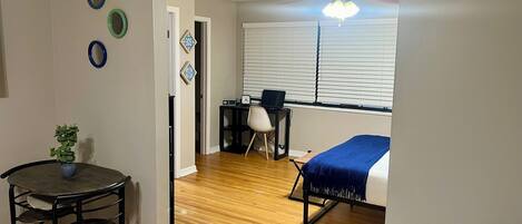 Strykejern/-brett, internettilgang og sengetøy