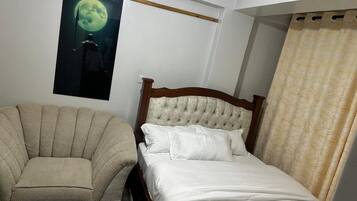 Een strijkplank/strijkijzer, gratis wifi, beddengoed