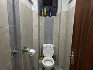 Dusch, handdukar, tvål och toalettpapper