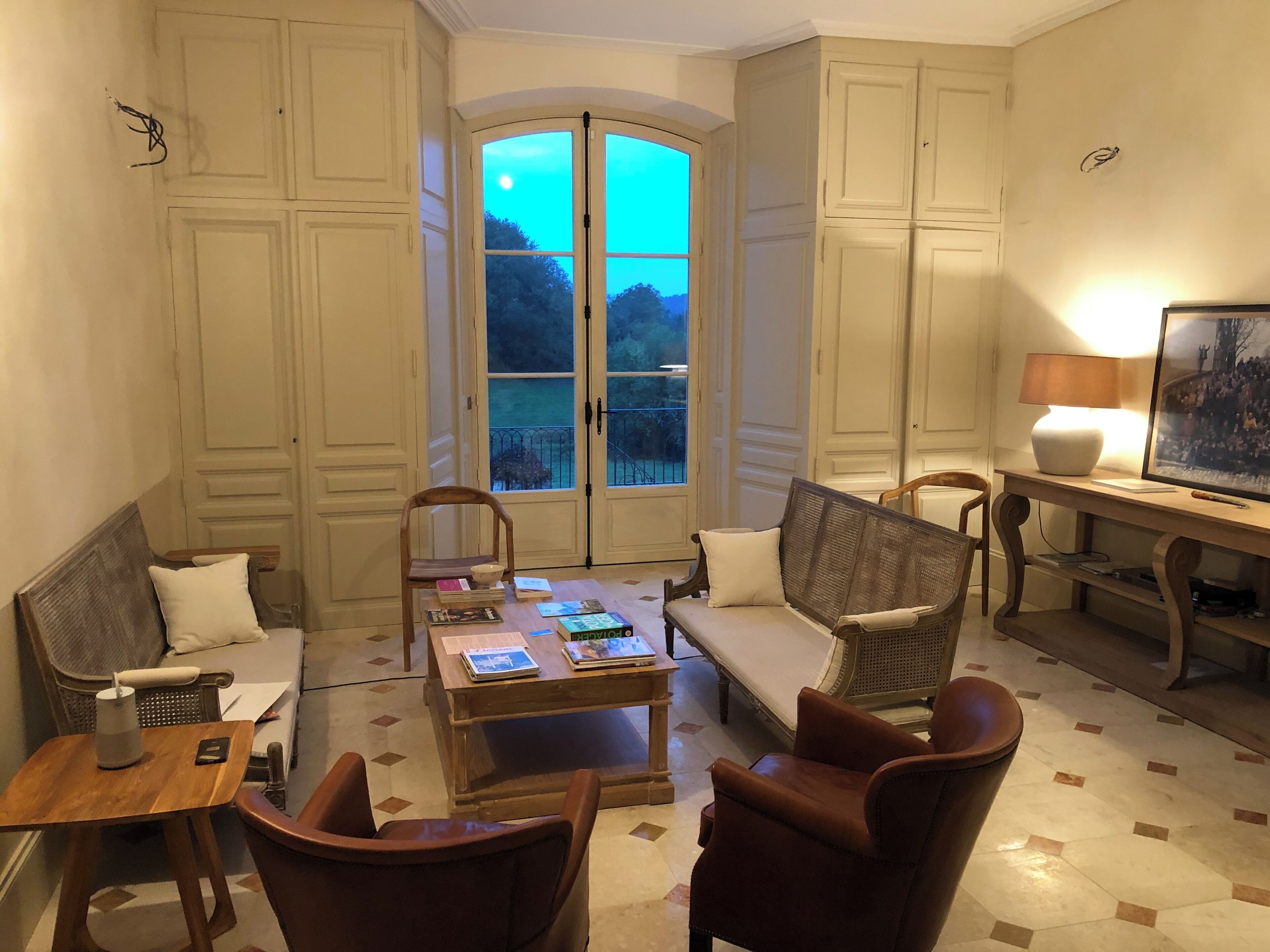 Fernseher, Kamin, Tischtennisplatte, Bücher