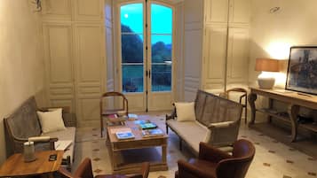 Fernseher, Kamin, Tischtennisplatte, Bücher