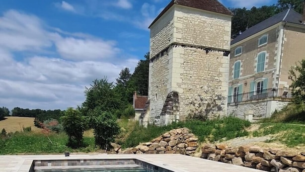 A rectangular swimming pool with clear blue water, surrounded by stone tiles. - Magnificent family home, 7 bedrooms, 13 beds, 5' zoo Beauval (Seigy)