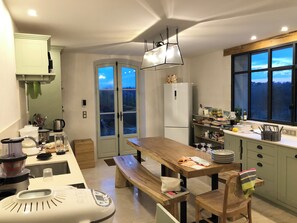 Fridge, microwave, oven, stovetop - Magnificent family home, 7 bedrooms, 13 beds, 5' zoo Beauval (Seigy)