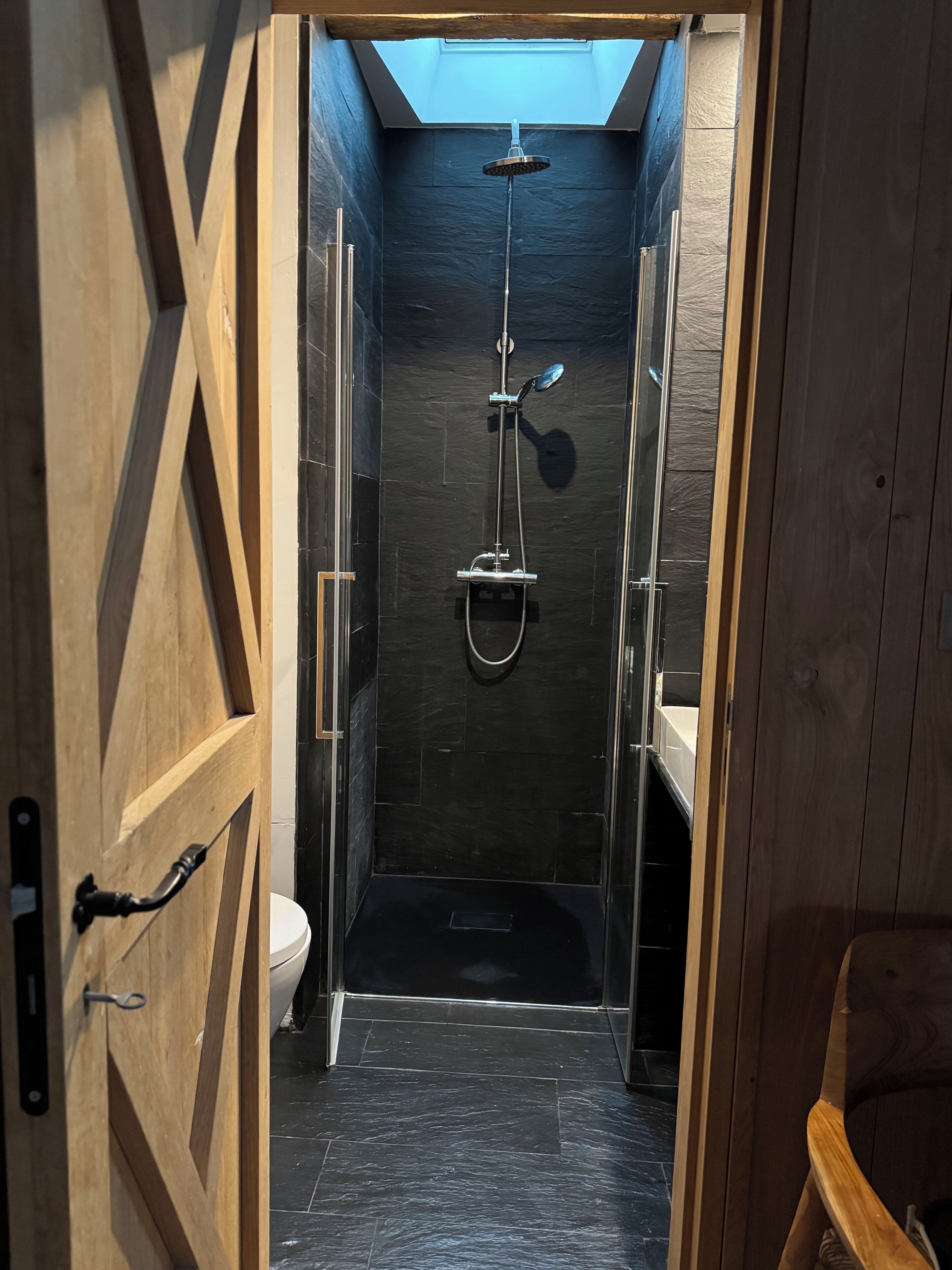 Een douche, een haardroger, handdoeken, zeep