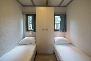 House | 3 bedrooms, bed sheets - Stay With Beach and Minigolf Views (Ravels)