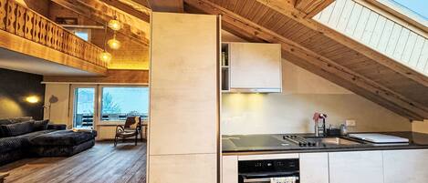 Geladeira, micro-ondas, fogão, lava-louças