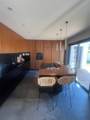 Private kitchen - Bright Villa Heated Pool Near Biarritz (Arcangues)