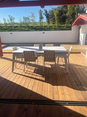 Outdoor dining - Bright Villa Heated Pool Near Biarritz (Arcangues)